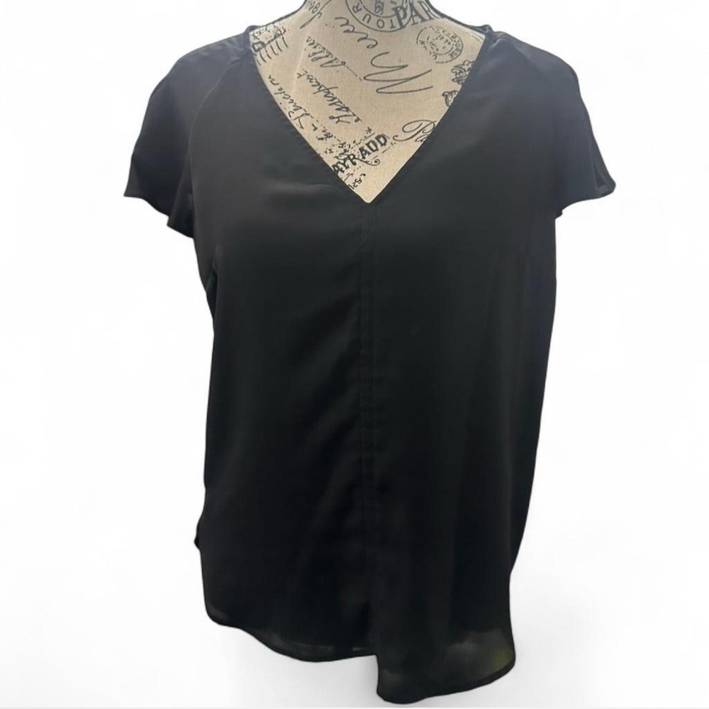 H&M Career Black Short-Sleeve V-Neck Blouse – Relaxed Fit Flowy Swing Hem Top